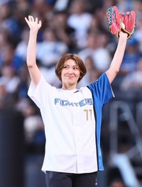 始球式を務めたフォルティウス・吉村紗也香＝エスコンフィールド北海道