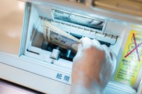 ATMから出勤する様子　※イメージ画像（yu_photo/Adobe Stock）