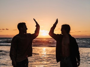 仲良しの彼らに広がる妄想。腐女子の私達はノートを買い、話を綴った