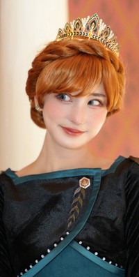 映画内のワンシーンのアナの表情を真似する愛野さん／愛野えりさん（@ainoeri）提供