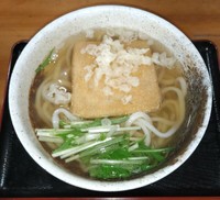 「オリエンタルヴィーガンきつねうどん」。魚のだしを使わない代わりに、大豆などで風味を高めるなど、工夫している