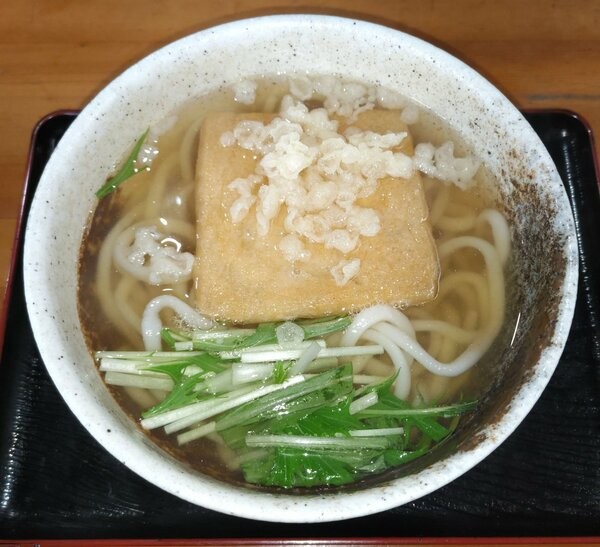 「オリエンタルヴィーガンきつねうどん」。魚のだしを使わない代わりに、大豆などで風味を高めるなど、工夫している