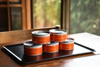 長野県バージョンはオレンジ色が目印。おみそ汁缶は各160g入り、1缶550円（税込）