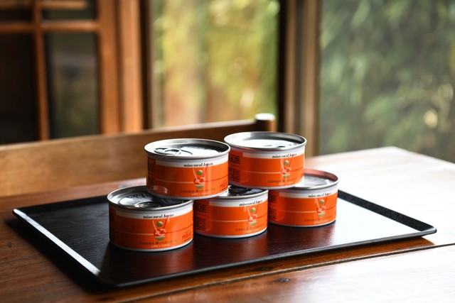 長野県バージョンはオレンジ色が目印。おみそ汁缶は各160g入り、1缶550円（税込）