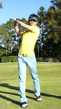 見事なスイングを見せる永井大=2009年3月