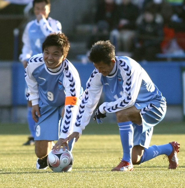 三浦知良（右）とポーズをとる城彰二氏＝2008年