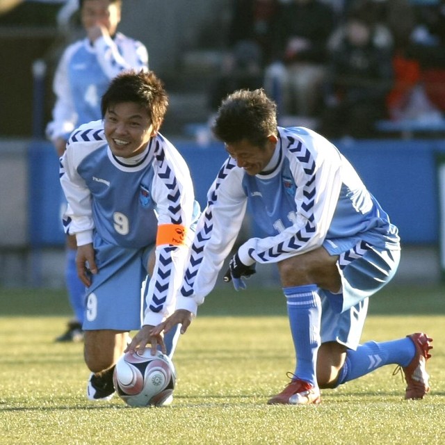 三浦知良（右）とポーズをとる城彰二氏＝2008年