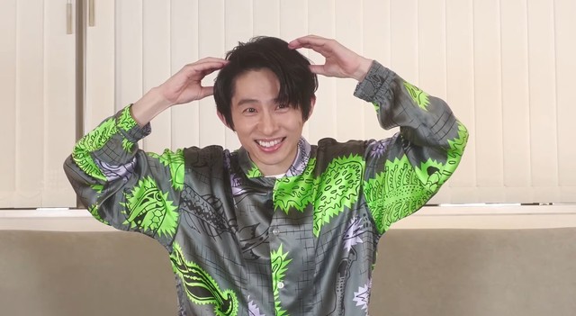 サンリオキャラクター「シナモン」のポーズを撮ってスクリーンショットタイムに応じる三宅健。職業アイドル！！（三宅健Youtubeより）