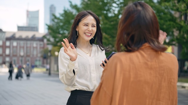 久しぶりに友人と会う時間　※画像はイメージです（metamorworks/stock.adobe.com）