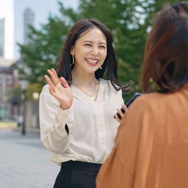 久しぶりに友人と会う時間　※画像はイメージです（metamorworks/stock.adobe.com）