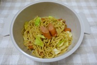 電子レンジで3分チンして、ソースを入れて完成です