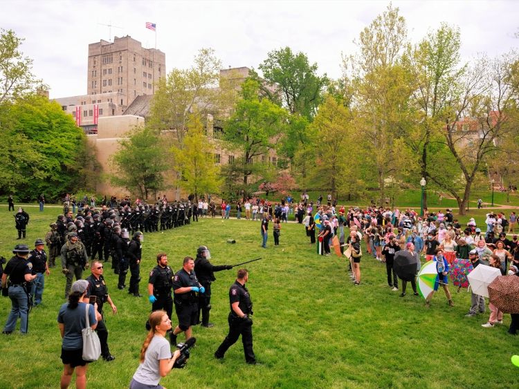 パレスチナへの連帯を示す昨年4月のインディアナ大学でのデモ。「平和的な雰囲気だった」というが、警察が出動して逮捕者が出た＝ジェレミー・ホーガン撮影