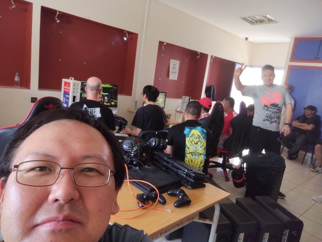 モロッコ開催のeスポーツ大会に参加したSCOREさん。この時点では顔はつながっている（SCOREさん提供）
