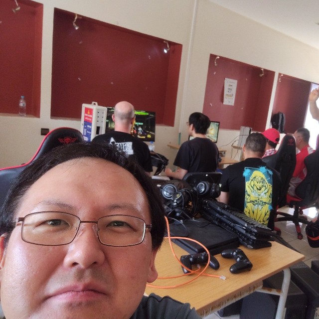 モロッコ開催のeスポーツ大会に参加したSCOREさん。この時点では顔はつながっている（SCOREさん提供）