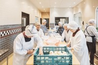 真庭市のNPO法人「お節介野菜プロジェクト」が環境大臣賞に　規格外野菜をカットし商品化