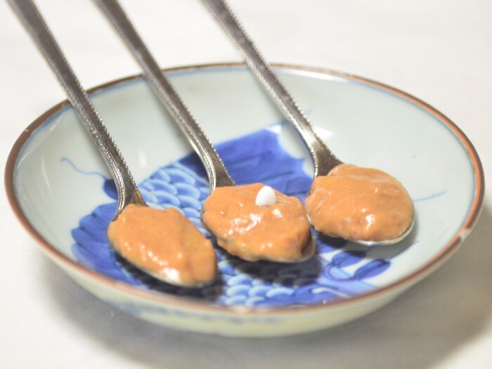 高橋さんが編み出した、薬が苦手な子に飲ませる方法。ちゅ～るを盛ったスプーン3本のうち、1本だけ薬を入れる。薬無し→薬入り→薬無しの順に与えると、薬入りも食べてくれることが多い