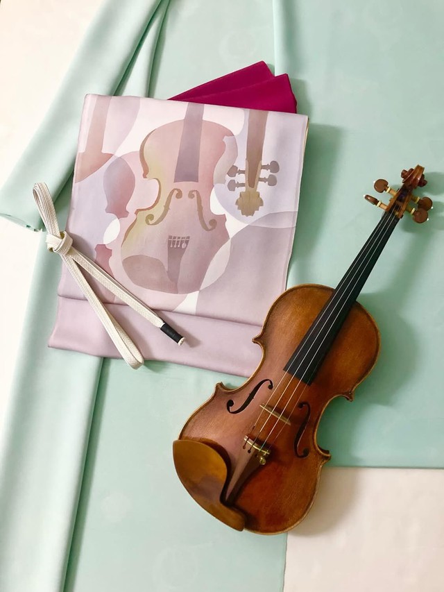 ヴァイオリン弾きである店主らしい「音楽柄の帯」のコーディネートも（画像提供：神戸・元町 丸太や　三木弦さん）