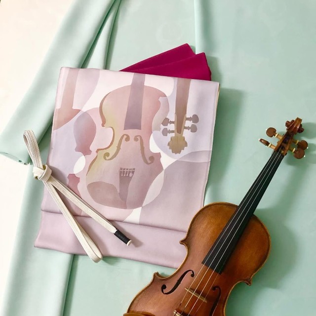 ヴァイオリン弾きである店主らしい「音楽柄の帯」のコーディネートも（画像提供：神戸・元町 丸太や　三木弦さん）