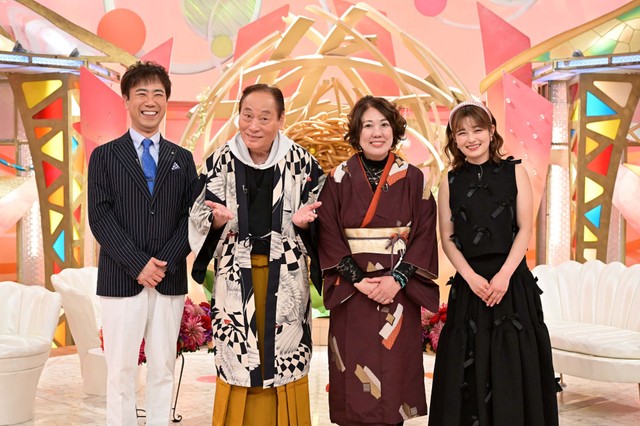 （左から）司会の藤井隆、ヨネスケ、妻の陽子さん、司会の井上咲楽＝「新婚さんいらっしゃい！」6月29日放送回よりⓒABCテレビ