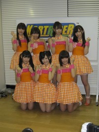 オンラインゲームのＰＲへ意気込む（前列左から）多田愛佳、渡辺麻友、仲川遥香（後列左から）小森美果、浦野一美、菊地あやか、岩佐美咲=2012年