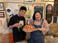 松田悟志さん（左）と熊元プロレスさん（熊元さんの公式Xから）