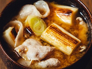 有賀薫さん「私の一品」　香ばしさ満点「焼きねぎ豚汁」、しっかり焼いて、旨味も引き出す