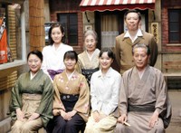 （前列左から）山村紅葉、三倉茉奈、芳根京子、本田博太郎（後列左から）蓮佛美沙子、中村玉緒、生瀬勝久＝2016年