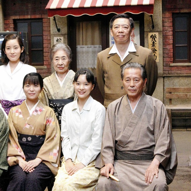 （前列左から）山村紅葉、三倉茉奈、芳根京子、本田博太郎（後列左から）蓮佛美沙子、中村玉緒、生瀬勝久＝2016年