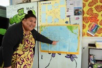 地図上のクック諸島を指さす高校教師のウナリイ・ヴァカティニータファレさん（31）。ニュージーランドで育ち、母親のルーツであるクック諸島に移り住んだ。父親はニウエ人＝2022年6月24日、クック諸島ラロトンガ島のティティカベカ・カレッジ、荒ちひろ撮影