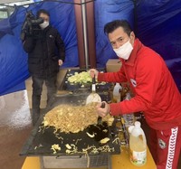 避難所の炊き出しで焼きそばを調理するアントニオ小猪木＝石川県輪島市内
