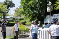 園部高の校門付近でＶＲを体験するツアー参加者ら。スマホの画面には、櫓などが並ぶ往時の風景が映っている（南丹市園部町）