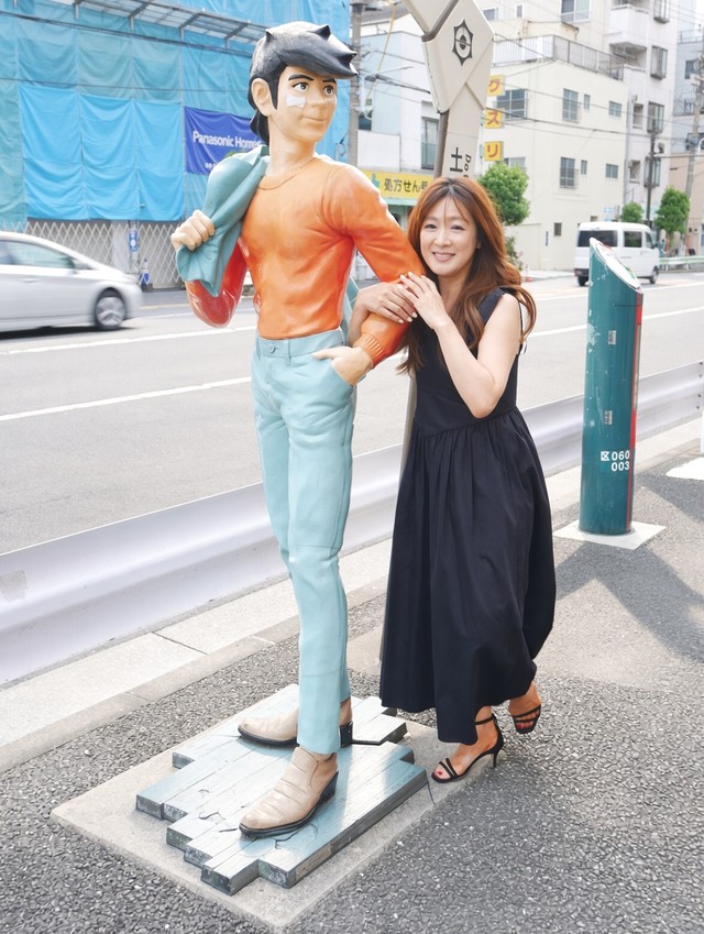 三ノ輪・いろは会商店街の入り口周辺であしたのジョー像と