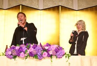 別居中の妻・紀子さん（右）と息の会ったやりとりを披露する玉袋筋太郎＝東京・明治記念館