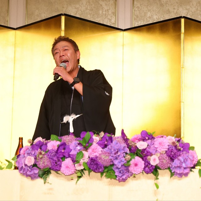 別居中の妻・紀子さん（右）と息の会ったやりとりを披露する玉袋筋太郎＝東京・明治記念館