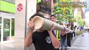 仙台七夕まつり　６日の開幕を前に商店街に竹が搬入される