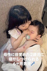 ママの真似をして、弟くんの眉間を優しく撫でます（提供：@bana_kgさん）
