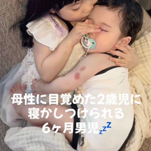 ママの真似をして、弟くんの眉間を優しく撫でます（提供：@bana_kgさん）
