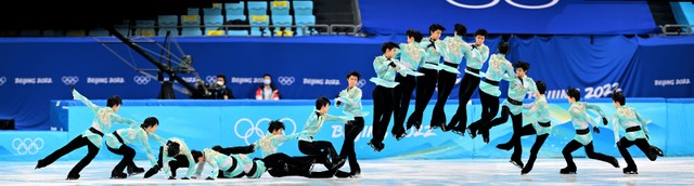 フリーの冒頭で羽生結弦が挑戦したクワッドアクセル（4回転半）の連続写真（18枚を合成）