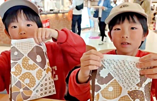 双子が別々にドーナツを買ったら？ チャレンジした兄のそうたくん（右）、弟のはるたくん（左）（画像提供：nozomi.mさん）