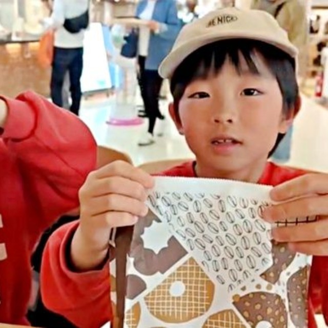 双子が別々にドーナツを買ったら？ チャレンジした兄のそうたくん（右）、弟のはるたくん（左）（画像提供：nozomi.mさん）