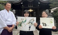 ＡＲで活用する義経と弁慶のデザインを考えた２年生の寺西さん（右）と宇佐美さん（京都市下京区・五條天神宮）
