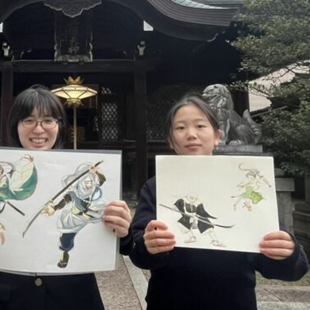ＡＲで活用する義経と弁慶のデザインを考えた２年生の寺西さん（右）と宇佐美さん（京都市下京区・五條天神宮）