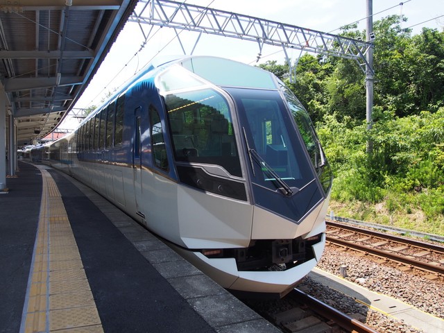 大阪・名古屋・京都と伊勢志摩を結ぶ観光特急「しまかぜ」