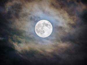 目を閉じた瞬間によぎる「今日はだめかも」。満月の夜は寝つきが悪い