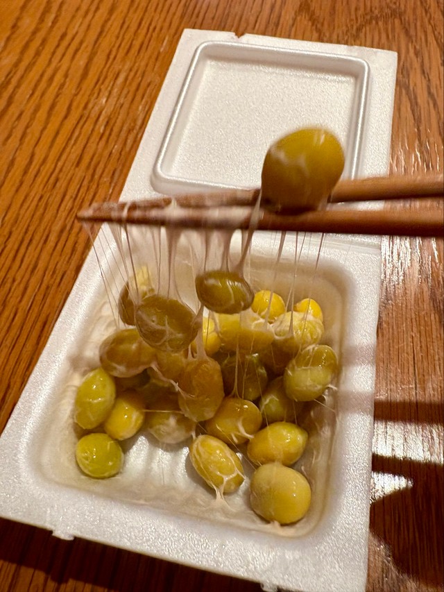 箸で持ち上げると、納豆のように糸を引くぎんなん（ttさん提供）
