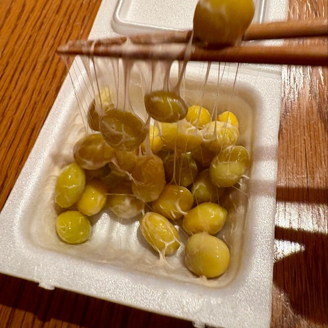 箸で持ち上げると、納豆のように糸を引くぎんなん（ttさん提供）