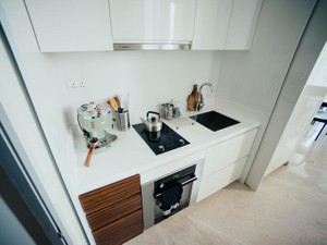 人生は苦しいことばかり。でも夜中の揚げ物と恋人が笑顔にしてくれる