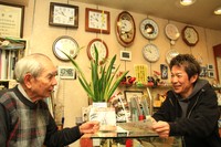 「祖父母の方もまいど子でもカードを使えるんですよね。ぜひ使ってもらいたい」と話す「ヒグチ」の樋口正道さん（左）。