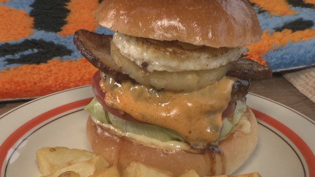 トッピング全部のせ！ボリューム満点ハンバーガー　ブロッコリーとチーズの期間限定バーガーも　岡山【ほっとマルシェ】