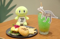 粗挽きの牛肉100%で、肉の旨みをしっかりと感じられる「肉食ティラノバーガー」1500円。福井の恐竜をイメージしたノンアルコールの「カクテルソーダ」600円。「サウタンはフクイサウルスのカクテル推しじゅら」